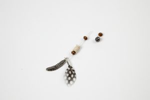 DIY smycken smycketillverkning gör själv örhängen fjädrar och pärlor