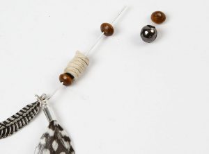DIY smykker smykkefremstilling lav selv ørering fjer og perler