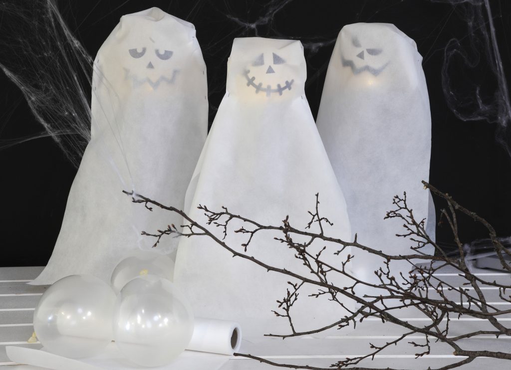 Kreativ halloween lag selv pynt med lysende spøkelser