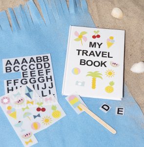 Sjov og kreativ ferie med børn - dekoration af notesbog med rub on stickers