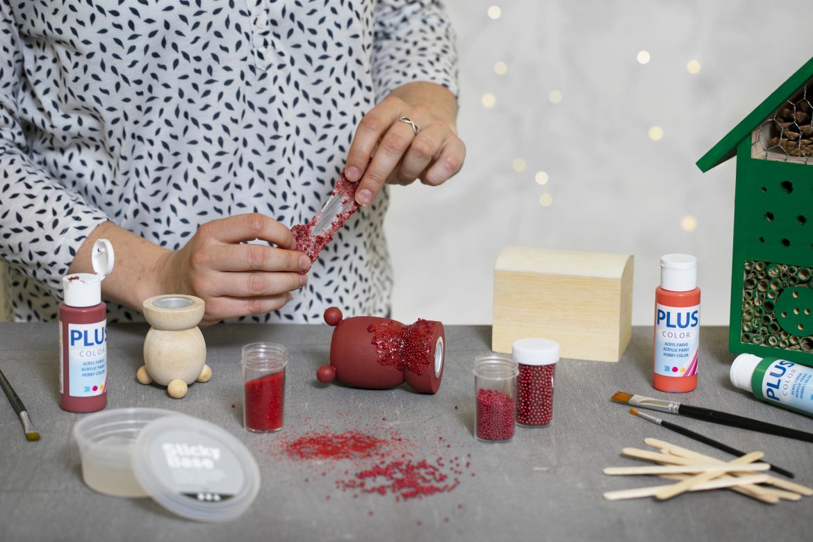 Slip fantasien løs med dekoration på træ