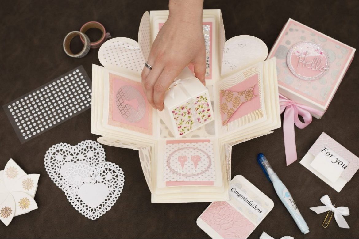 Giv en overraskende gave med en explosion box