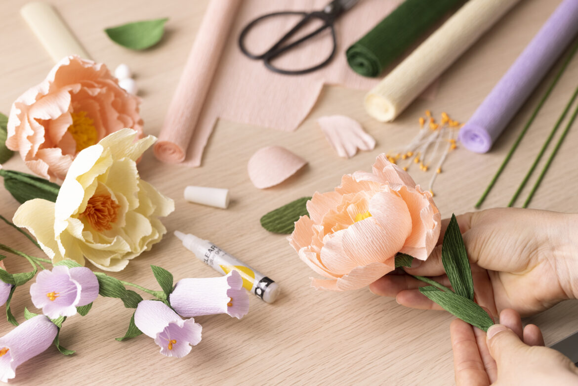 Lær hemmeligheden bag blomster af crepepapir