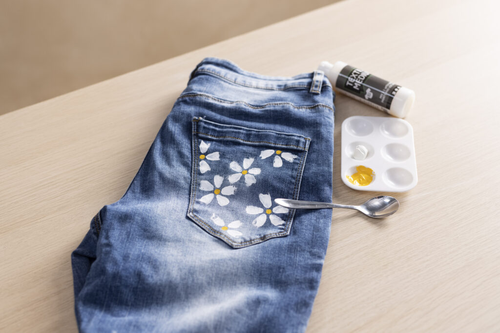 Upcycling: Mal blomster på dine gamle jeans.